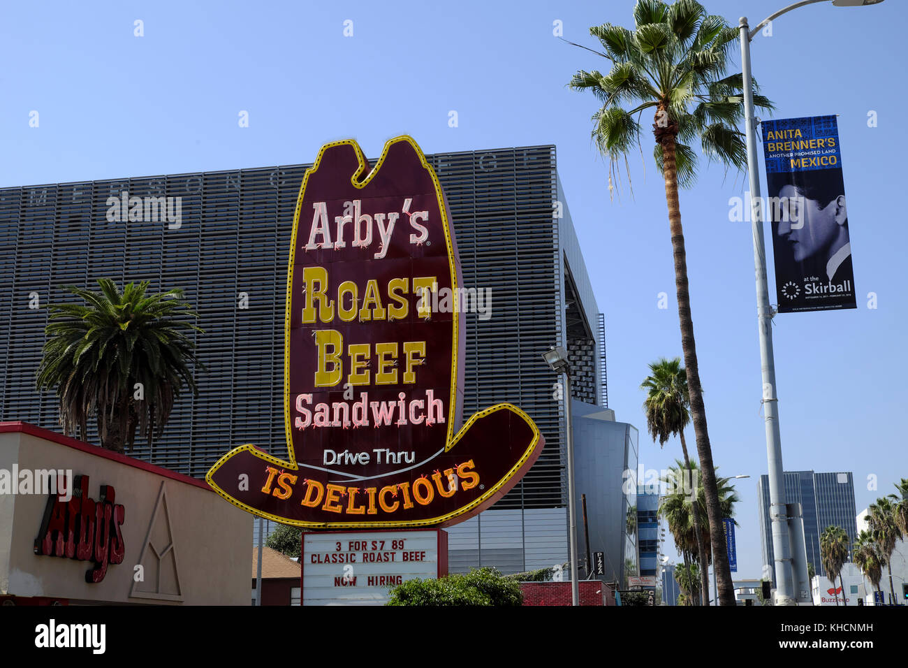 Arby's Roast Beef Sandwich fast-food Drive-in cowboy hat en néon sur Sunset Boulevard, Los Angeles, California USA KATHY DEWITT Banque D'Images