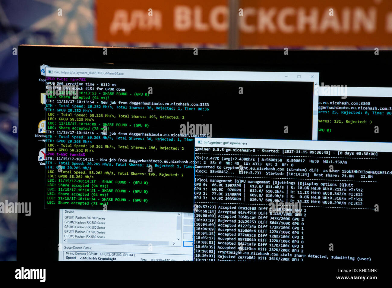 Moniteur avec l'exécution de programmes pour l'exploitation minière monnaie crypto Banque D'Images
