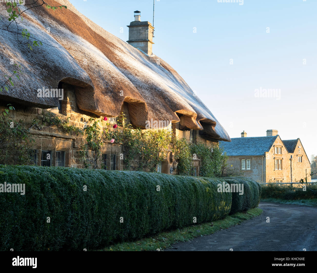 Frosty matin d'automne et de la lumière du soleil sur les cottages dans le village de Cotswold Chadlington, Oxfordshire, Angleterre Banque D'Images