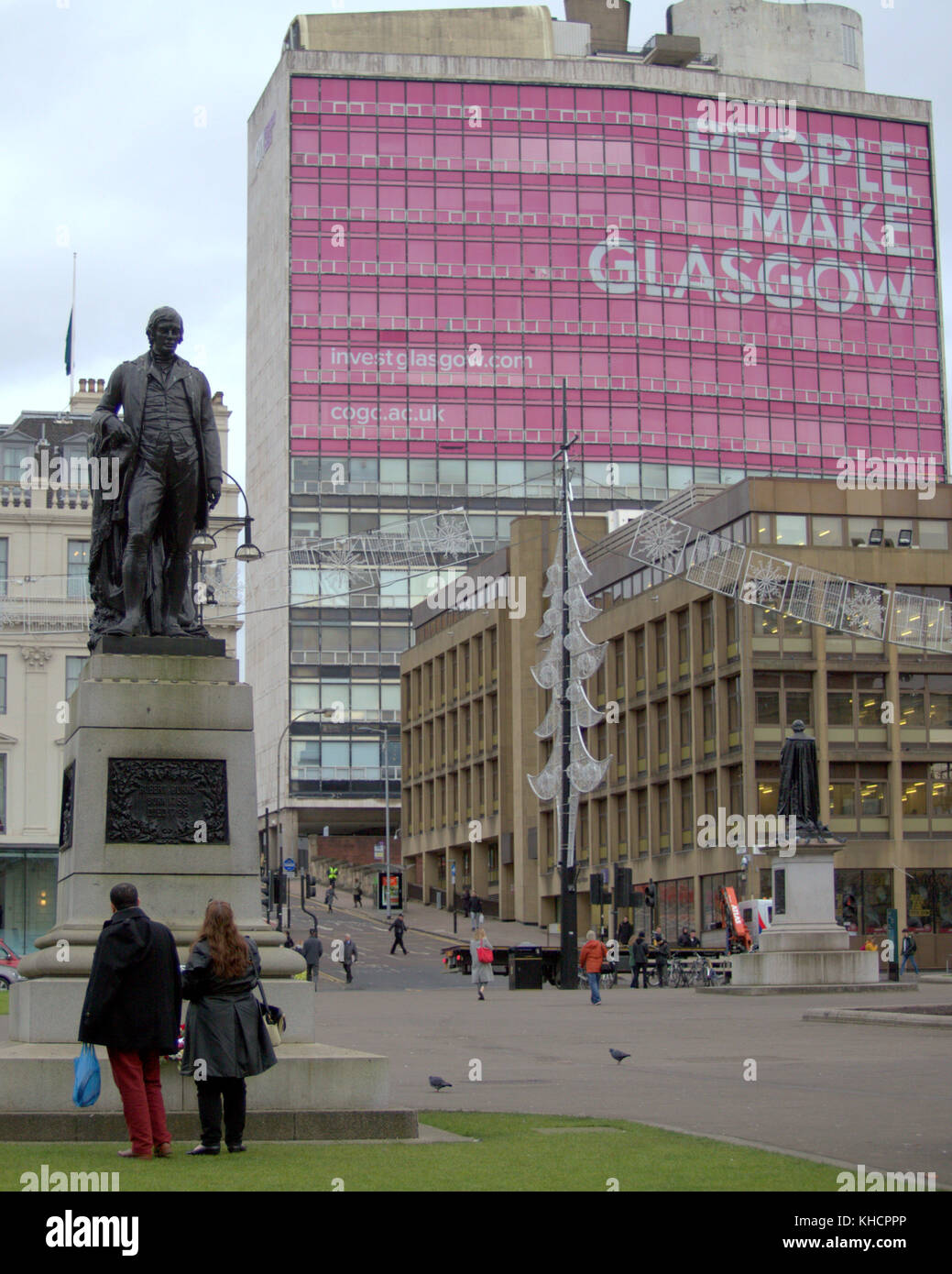 Les touristes en face de la statue de Robert Burns à george square Glasgow personnes faire Glasgow Banque D'Images