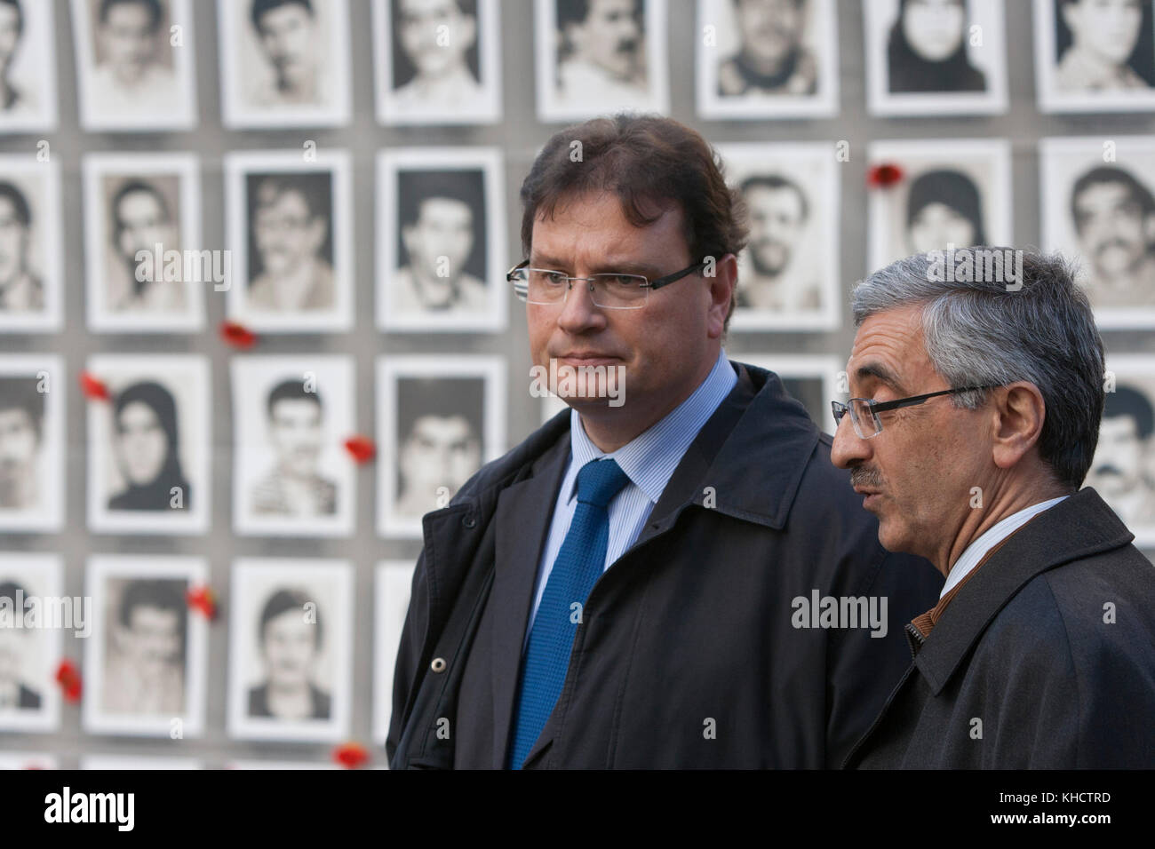 Paris, France. 14Th nov, 2017. Une exposition sur les droits de l'homme en Iran a eu lieu le 14 novembre 2017, près de l'Assemblée nationale française à Paris. Cette exposition s'inscrit dans la campagne internationale pour exiger la justice pour les victimes de la 1988 massacre dans les prisons d'Iran. l'exposition a été visité par plusieurs membres de l'Assemblée nationale française dont Philippe gosselin. crédit : siavosh hosseini/pacific press/Alamy live news Banque D'Images