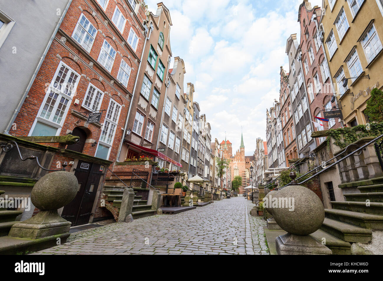 Voir de vieux bâtiments dans l'espace vide st. Mary's street (UL) et des voyageurs. st. Mary's Church à main (vieille ville) de Gdansk, en Pologne, lors d'une journée ensoleillée. Banque D'Images