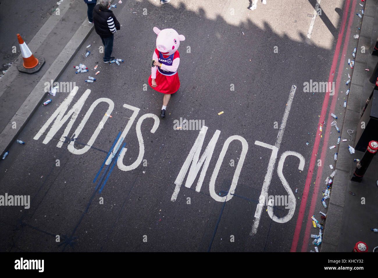 Tard dans une robe de soirée à la marathon de Londres 2017. Le format paysage. Banque D'Images