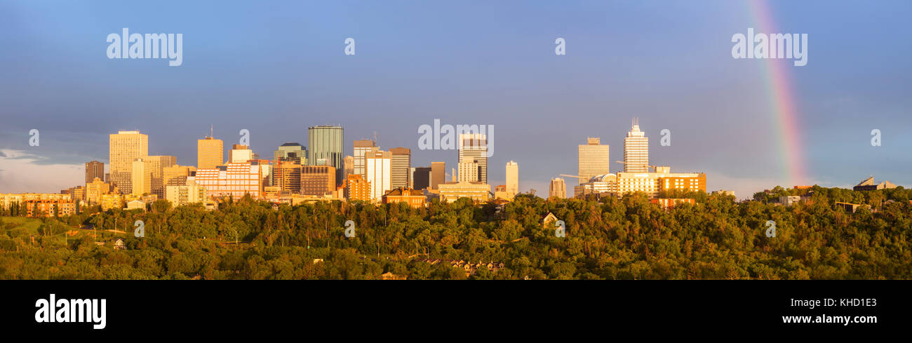 Arc-en-ciel sur Edmonton - vue panoramique de la ville. Edmonton, Alberta, Canada. Banque D'Images