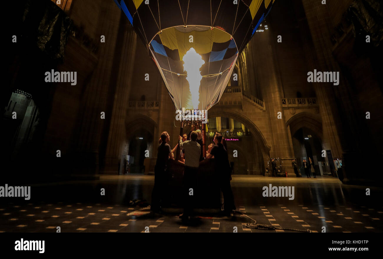 Un ballon d'air chaud est gonflé à l'intérieur de la cathédrale de Liverpool pour célébrer l'obtention d'un don de £384,000 pour terminer la rénovation de son grand orgue. Banque D'Images