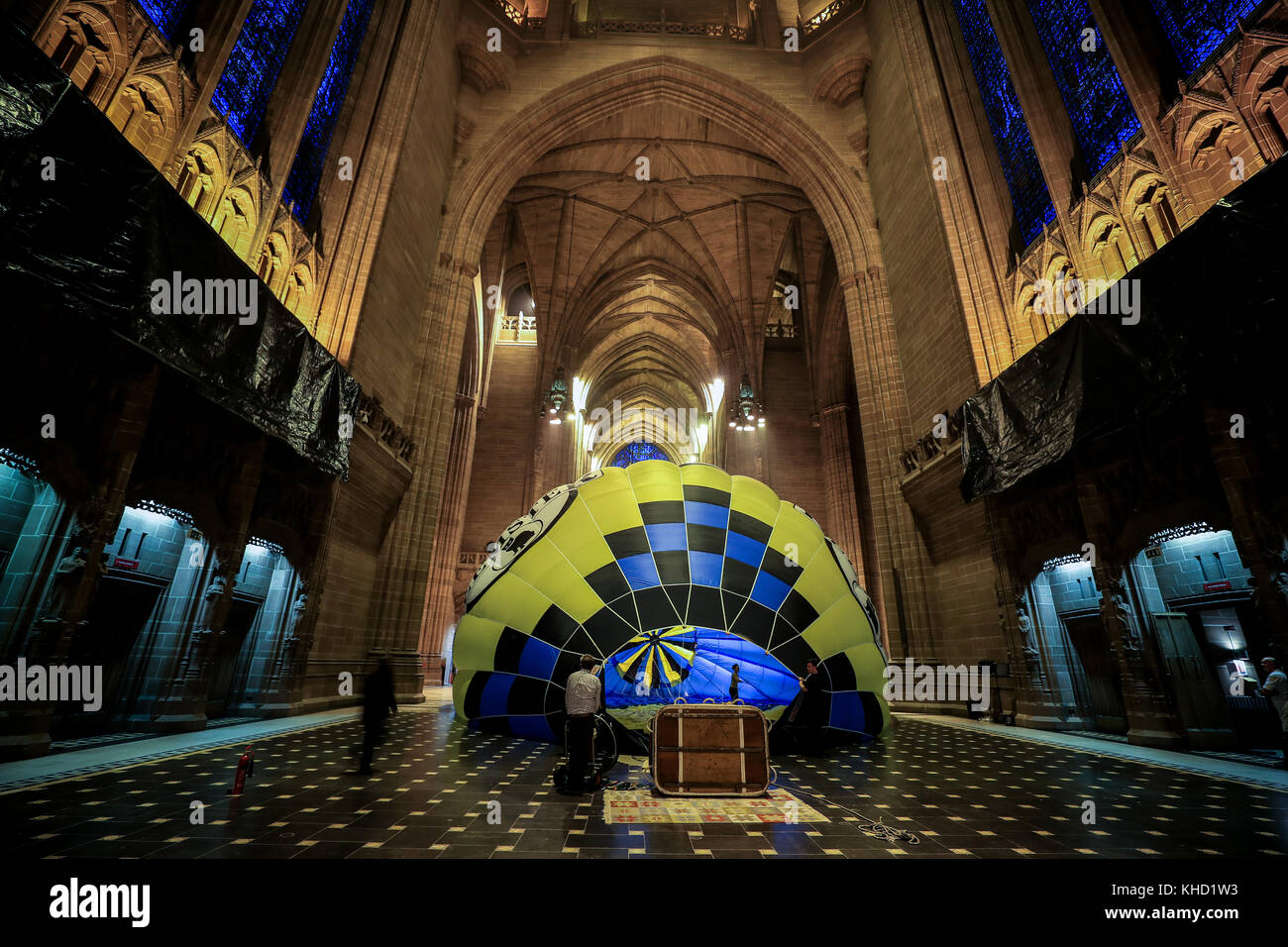 Un ballon d'air chaud est gonflé à l'intérieur de la cathédrale de Liverpool pour célébrer l'obtention d'un don de £384,000 pour terminer la rénovation de son grand orgue. Banque D'Images