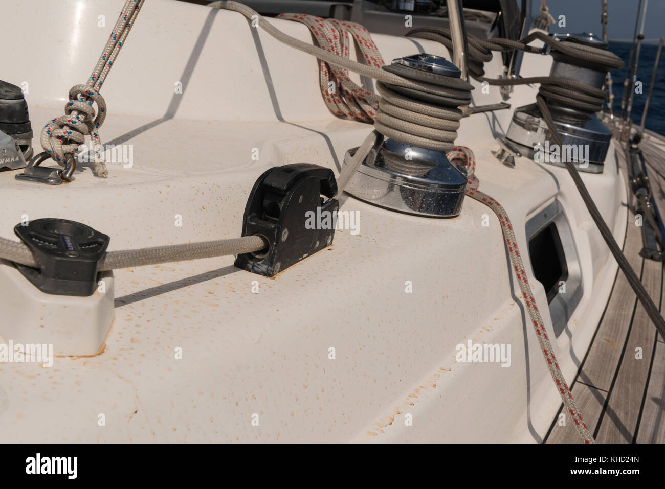 Ponts de yacht à voile couverts de poussière rouge transportés par les vents d'est et la pluie d'Afrique, probablement des panaches de poussière du Sahara. Océan Atlantique Nord Banque D'Images