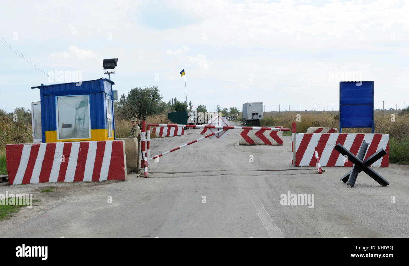 Vue sur le point de passage frontalier Chaplinka, frontière ukrainienne et russe. 20 Septembre 2017. Région de Chaplinsky, oblast de Khersonskaya, Ukraine Banque D'Images
