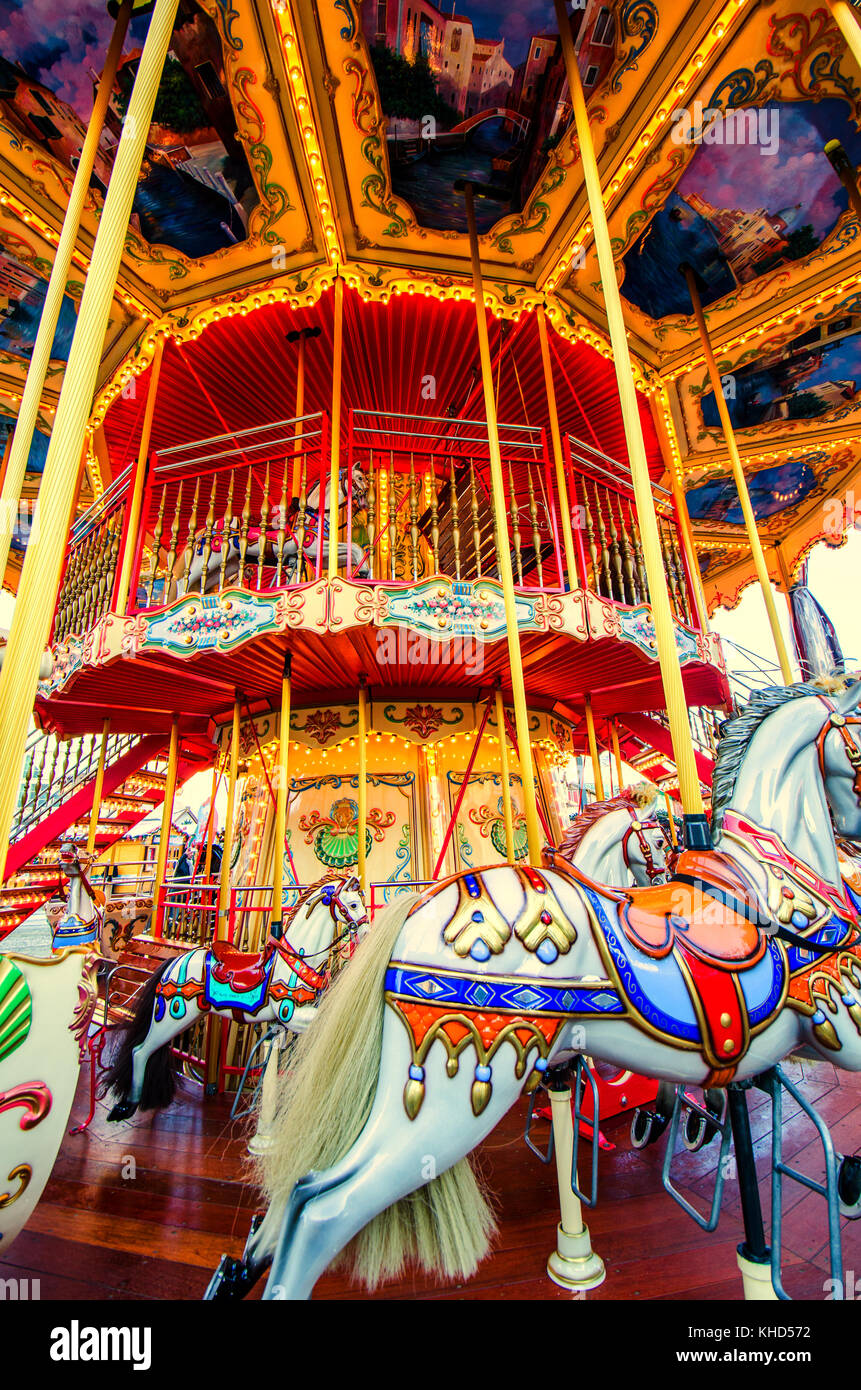 Un grand carrousel avec des chevaux de couleur synthétique Banque D'Images