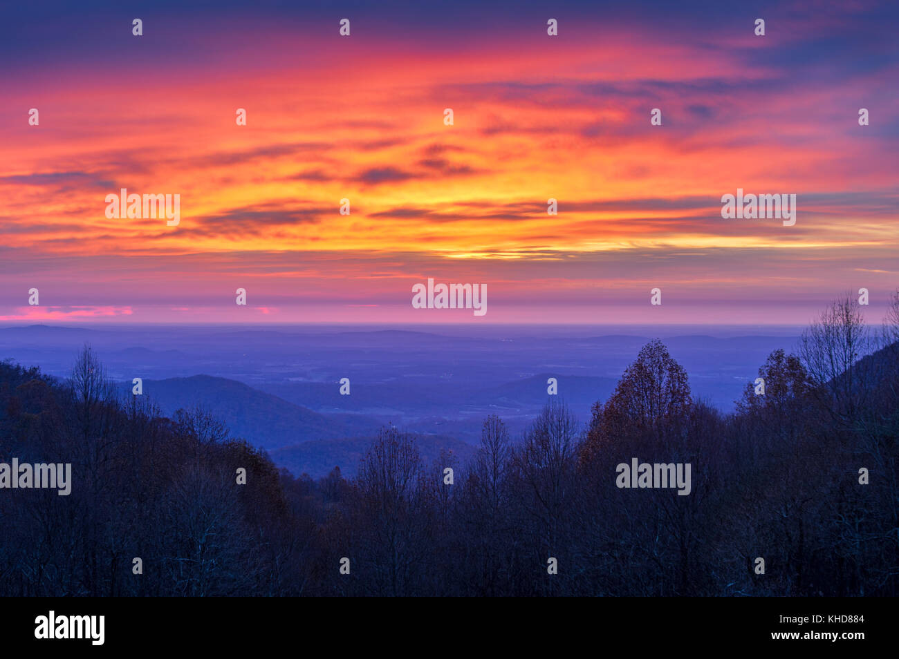 Le blues de la vallée et les montagnes lointaines comme le lever du soleil coloré contraste contre le paysage de la vallée de Shenandoah en Virginie, aux Etats-Unis. Banque D'Images