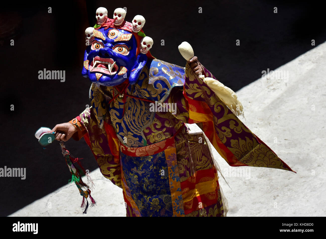 Moine tibétain sur les danses sacrées du bouddhisme un mystère dans un costume bleu mahakala. Banque D'Images