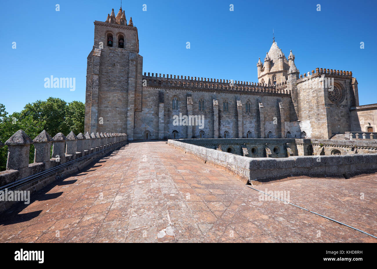 La vue sur la cathédrale (se) nef centrale, immenses tours, tour lanterne et grande fenêtre à remplages gothique du toit de la cloître gothique evo. Banque D'Images