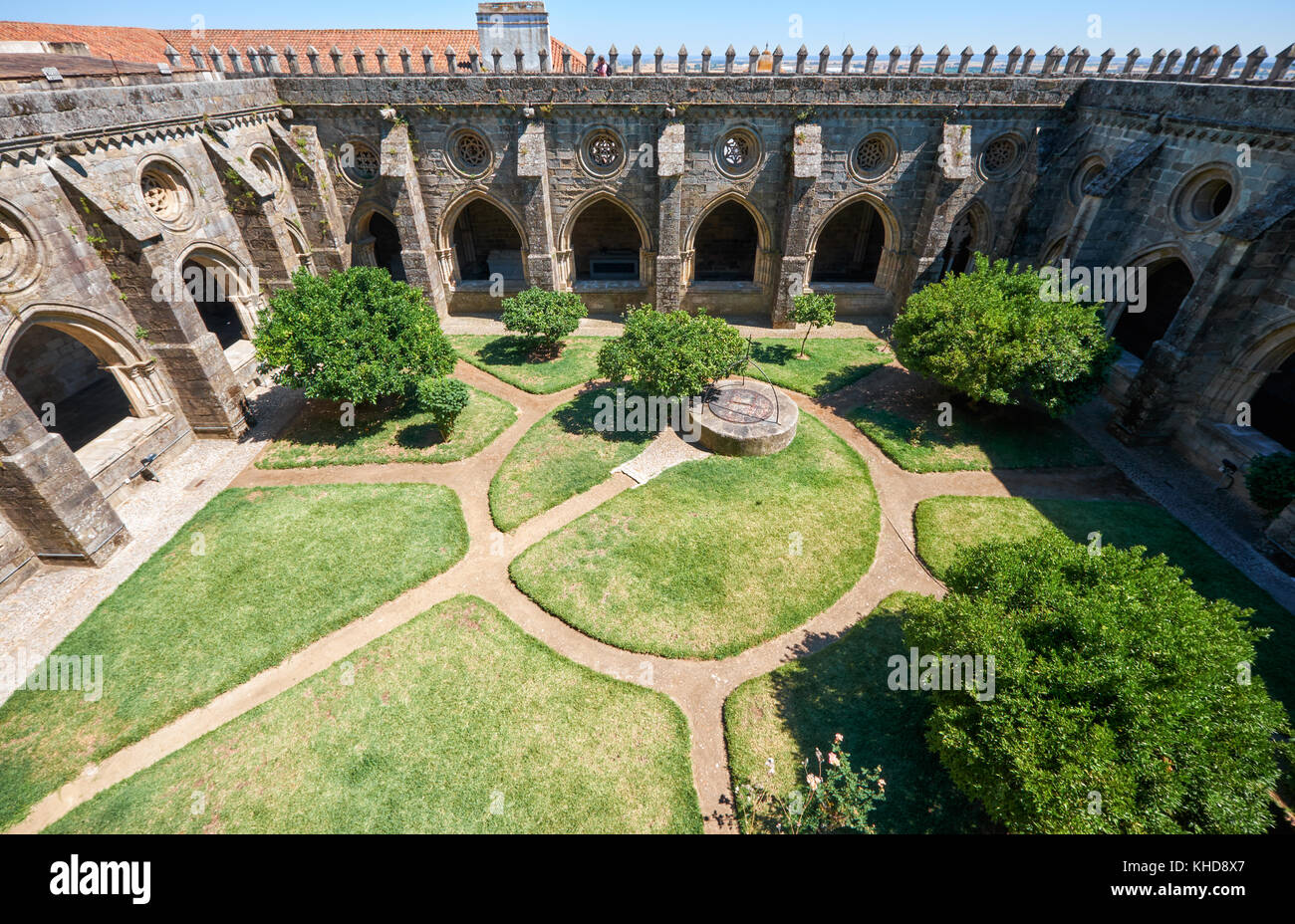 Un cloître longeant les murs de la cathédrale (se) d'Evora et formant un quadrilatère du cour intérieure. evora. le Portugal. Banque D'Images