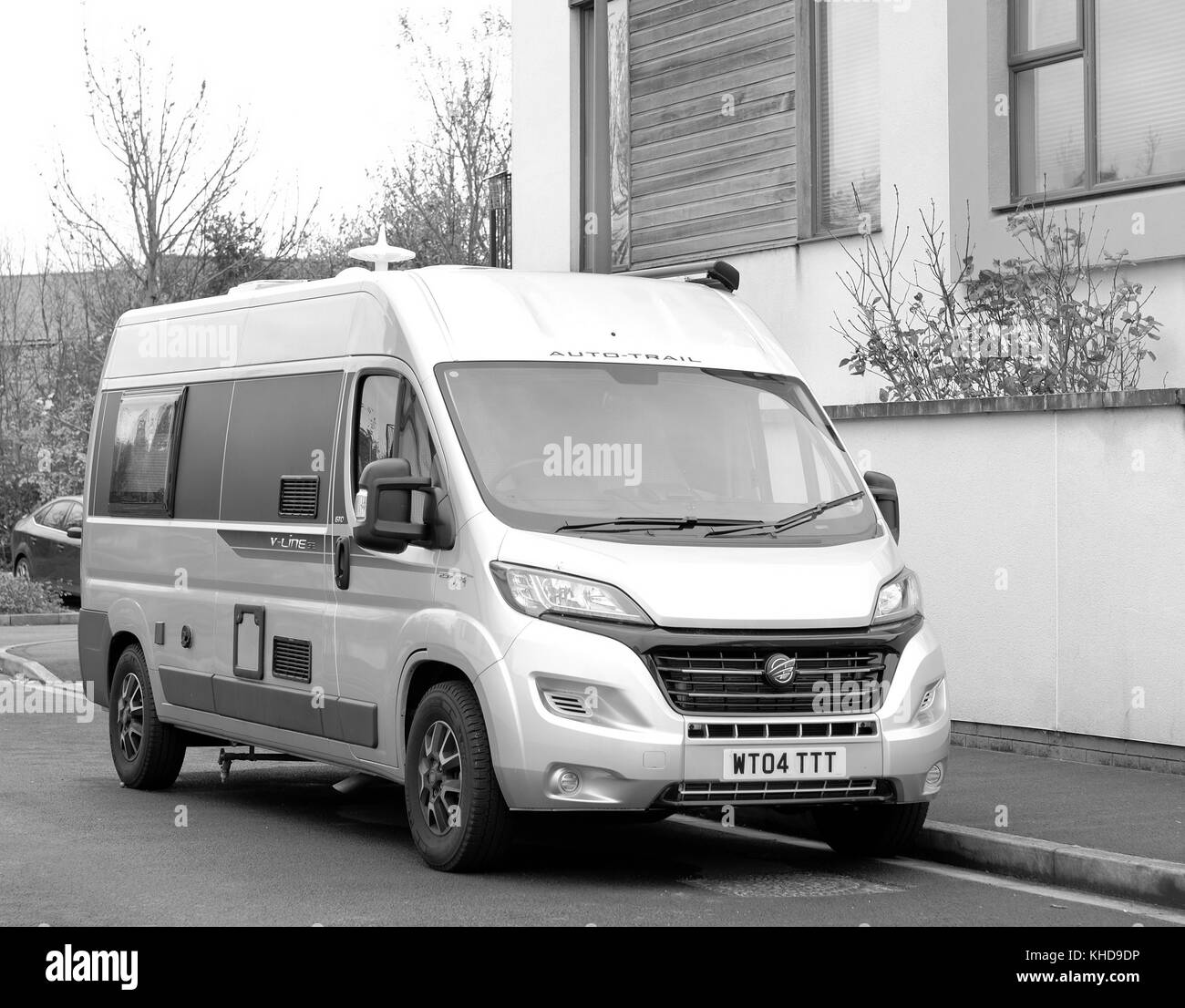 Novembre 2017 - Le camping-car garé dans une rue résidentielle, comme le propriétaire n'a pas de stationnement hors rue dans un environnement suburbam. Banque D'Images