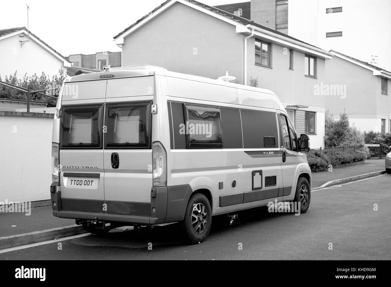 Novembre 2017 - Le camping-car garé dans une rue résidentielle, comme le propriétaire n'a pas de stationnement hors rue dans un environnement suburbam. Banque D'Images