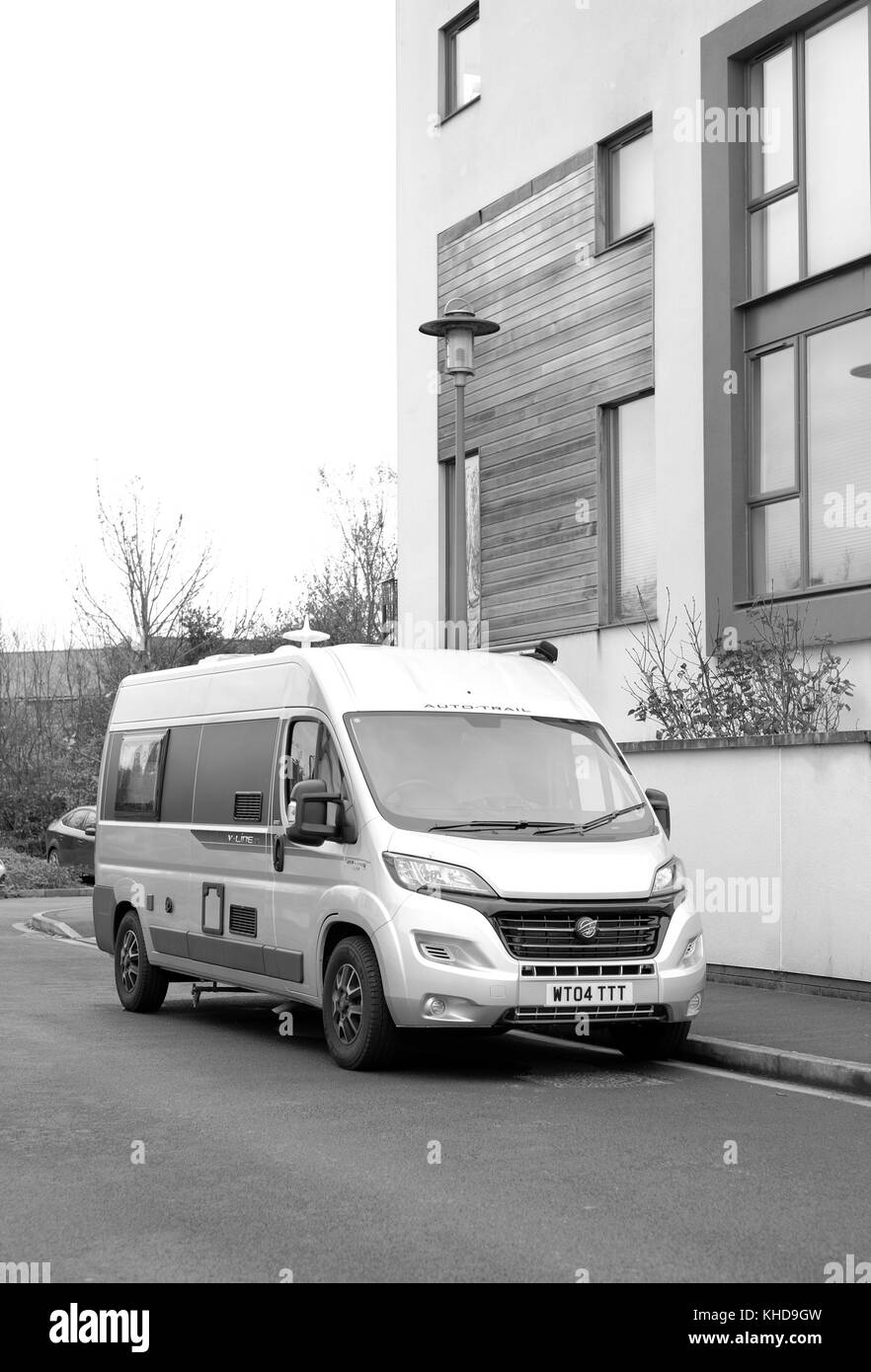Novembre 2017 - Le camping-car garé dans une rue résidentielle, comme le propriétaire n'a pas de stationnement hors rue dans un environnement suburbam. Banque D'Images