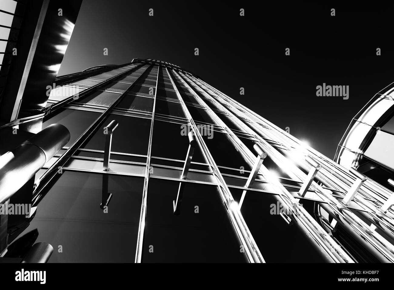 Gratte-ciel vue depuis le bas . façade de Burj Khalifa en noir et blanc. Banque D'Images