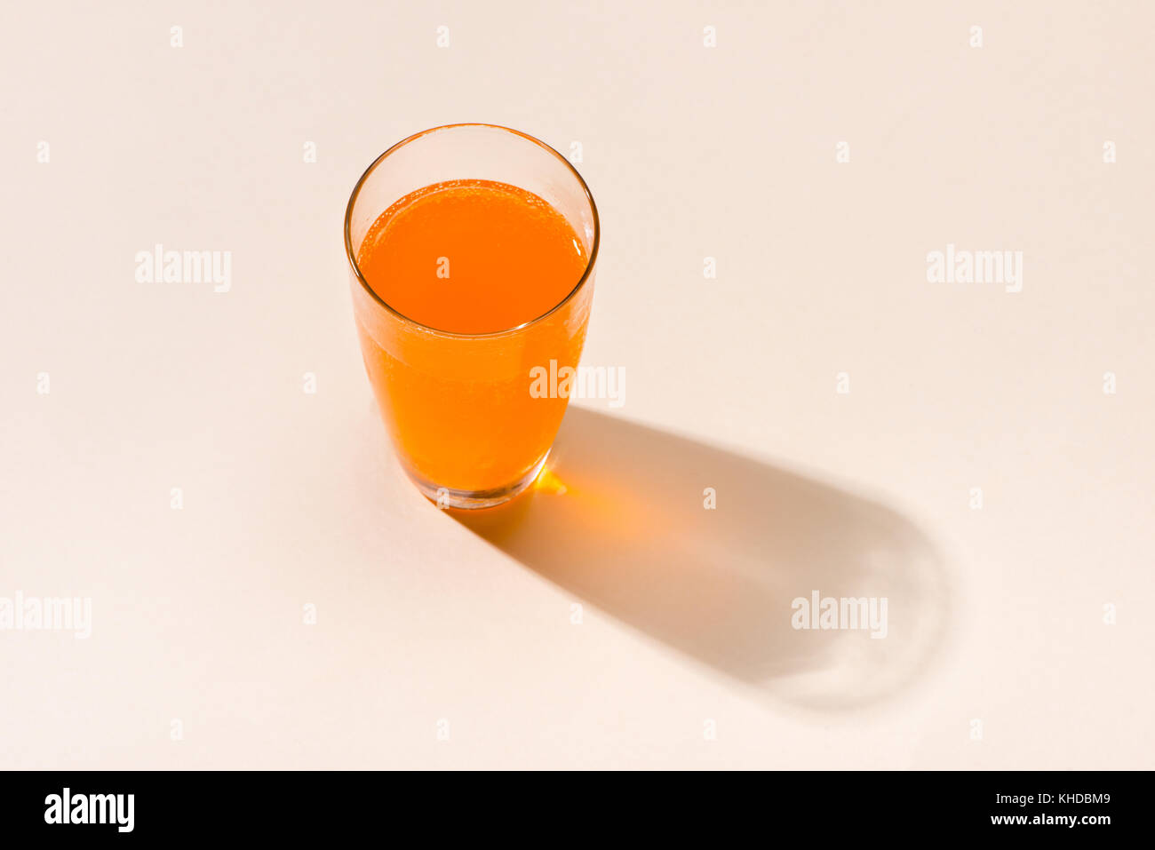 Verser le jus d'orange de la bouteille en verre avec des éclaboussures Banque D'Images