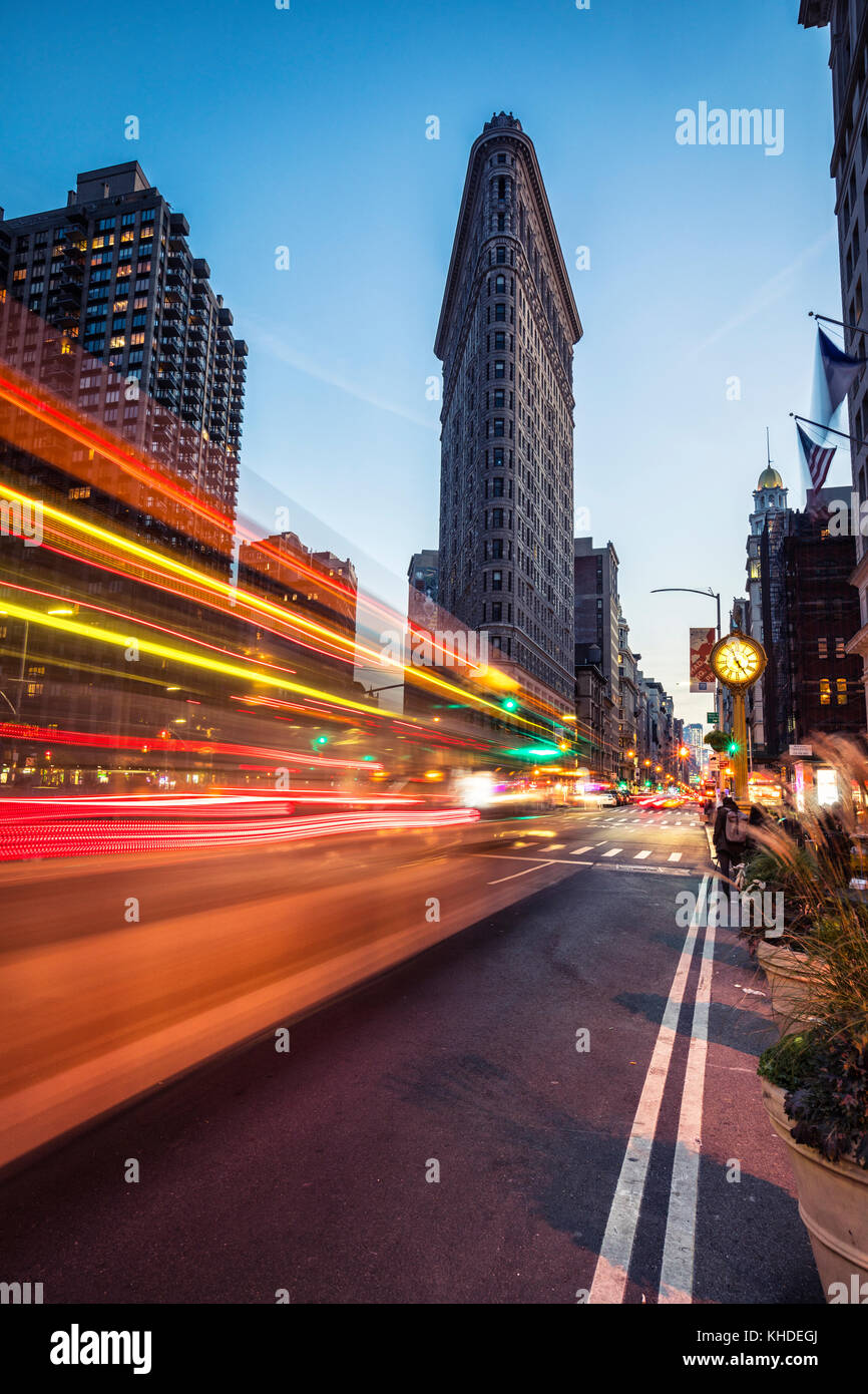 Trafic de nuit sur la cinquième avenue, Flatyron s'appuyant sur l'arrière de la ville de New York Banque D'Images