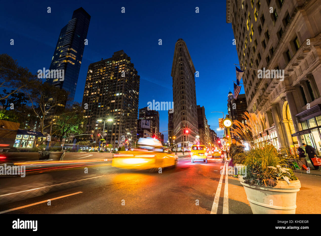 Trafic de nuit sur la cinquième avenue, Flatyron s'appuyant sur l'arrière de la ville de New York Banque D'Images
