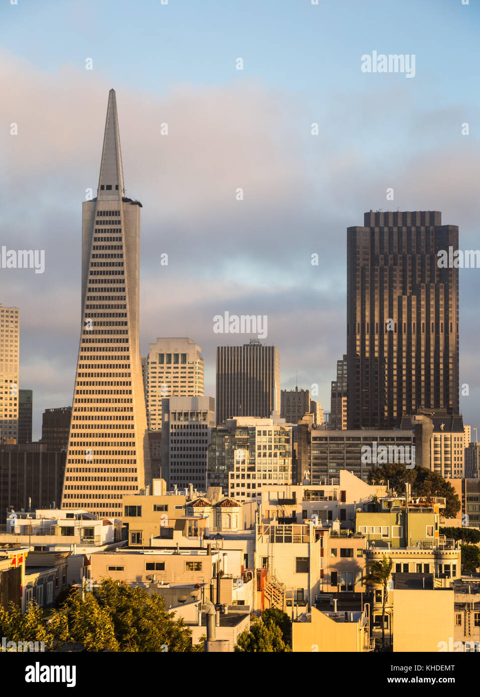 Coucher de soleil sur san francisco financial district du haut de Telegraph Hill en Californie, USA Banque D'Images