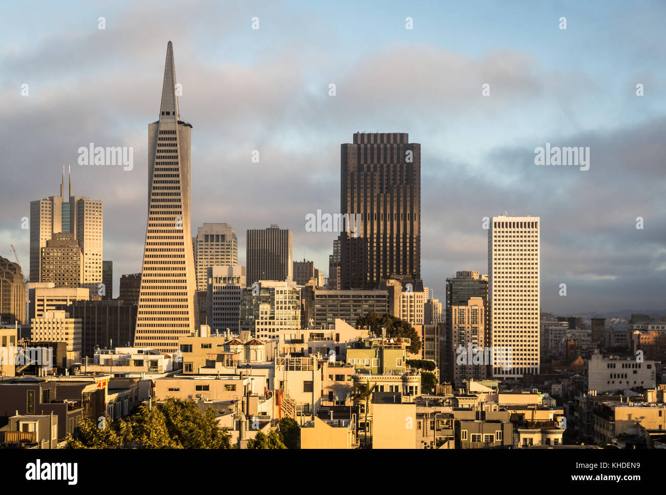 Coucher de soleil sur san francisco financial district du haut de Telegraph Hill en Californie, USA Banque D'Images