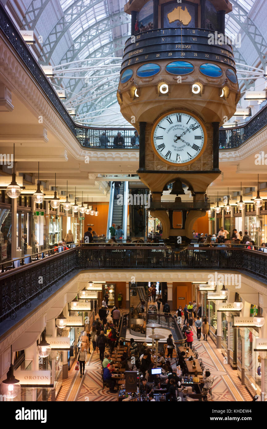 L'intérieur du Queen Victoria Building (QVB) avec diners et magasins. Banque D'Images