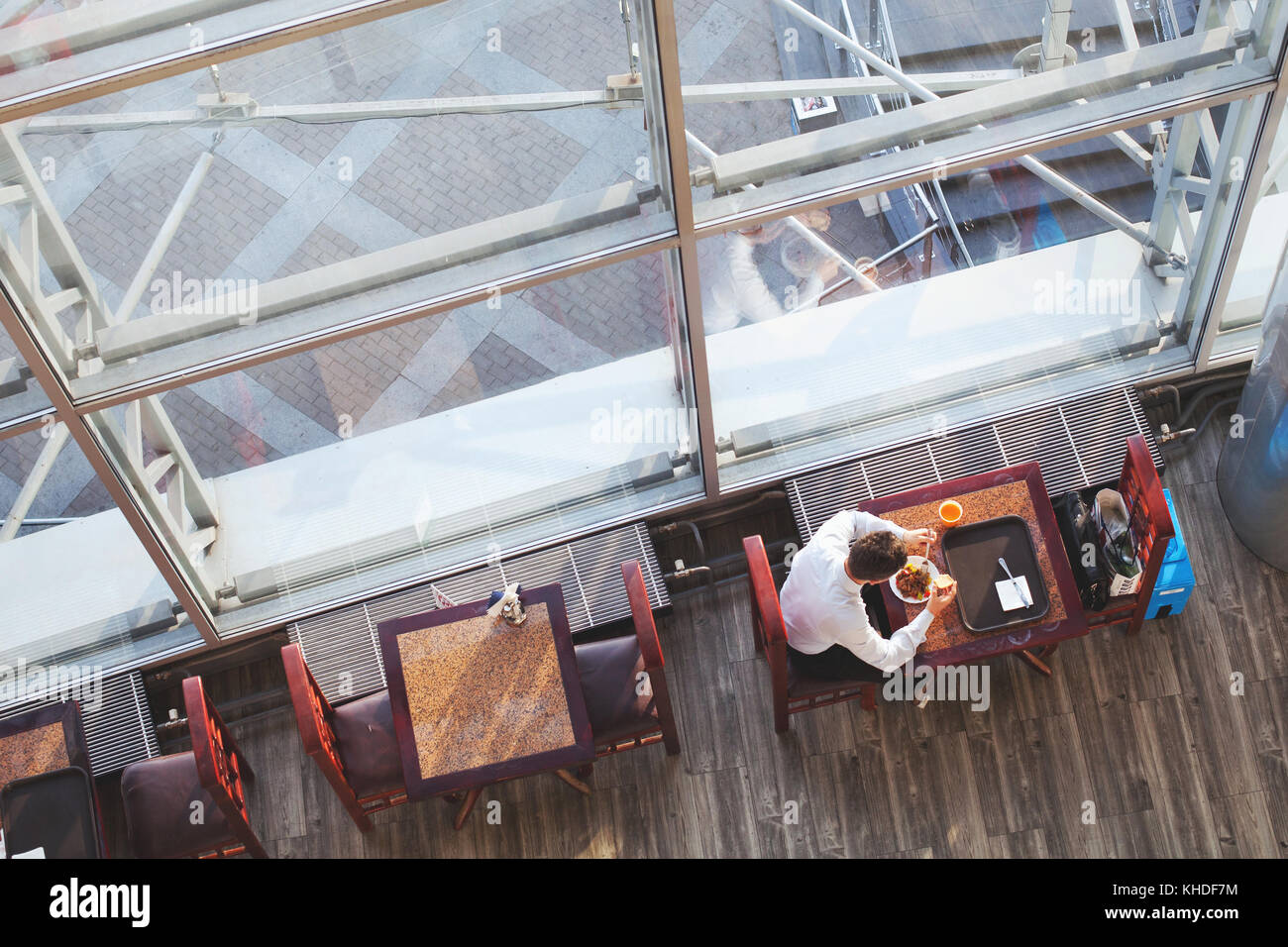 Déjeuner d'affaires, top view of businessman eating in cafe, high angle de cantine pour les employés Banque D'Images