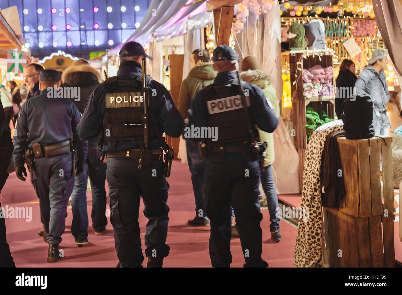 Paris, France - 9 décembre 2013 : des agents de police armés marchant dans la rue, blurred motion Banque D'Images