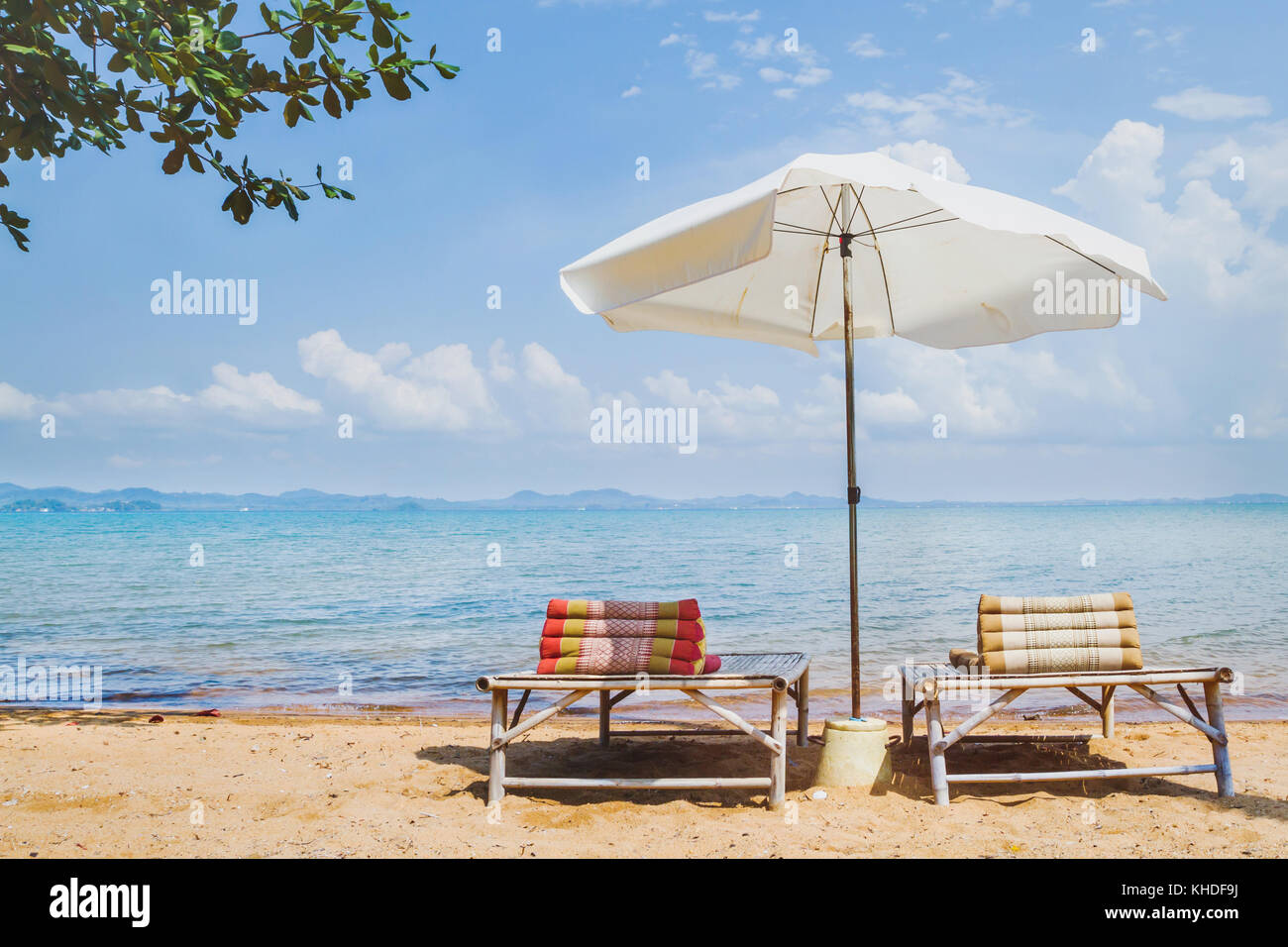 Le tourisme de plage, deux chaises longues et parasol près de la mer Banque D'Images