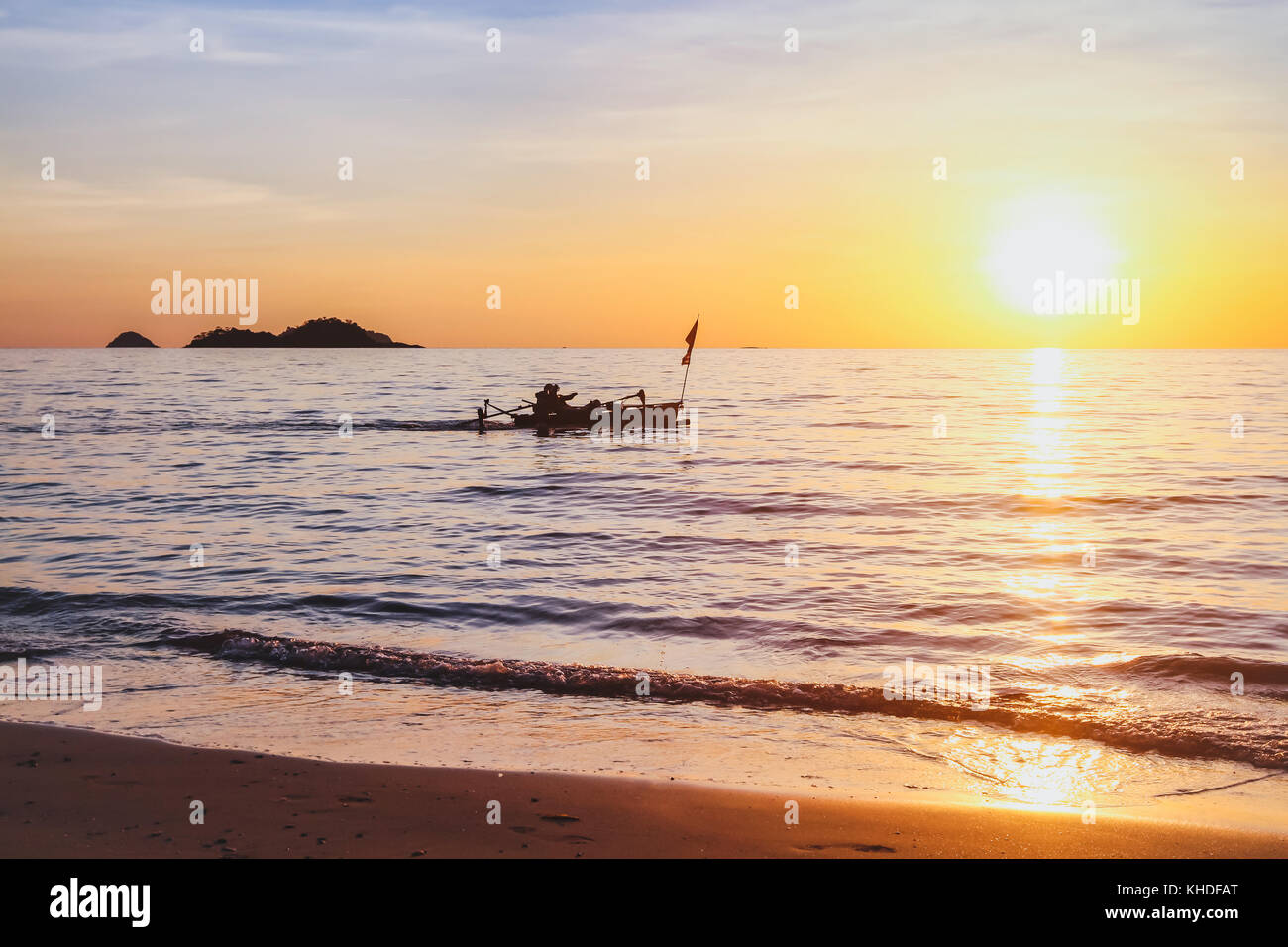La belle nature, plage exotique au coucher du soleil avec silhouette de bateau de pêcheur, inspirant un paysage tropical background with copy space Banque D'Images