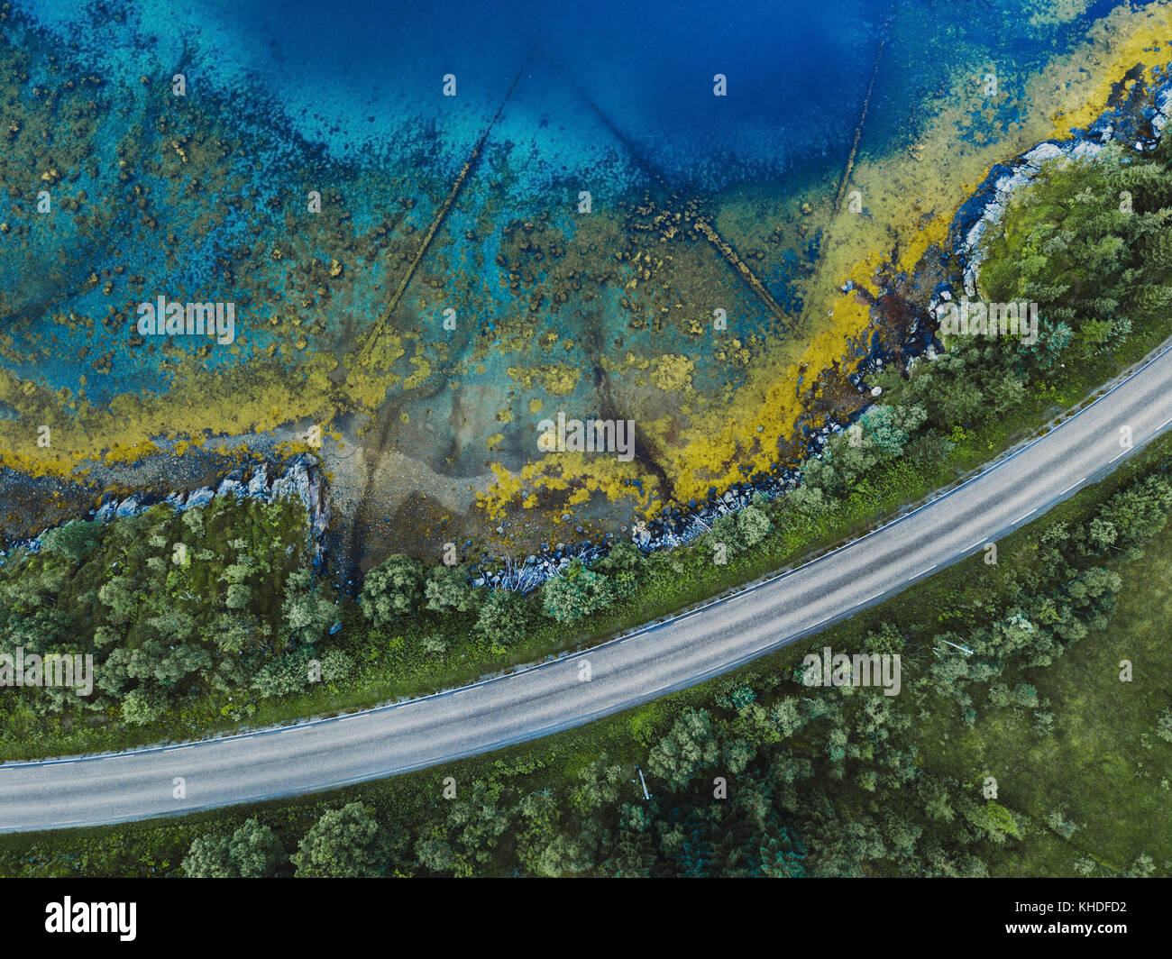 Beau paysage aérien avec le modèle de l'eau, bleu et vert de la forêt, route de la municipalité de drone Banque D'Images