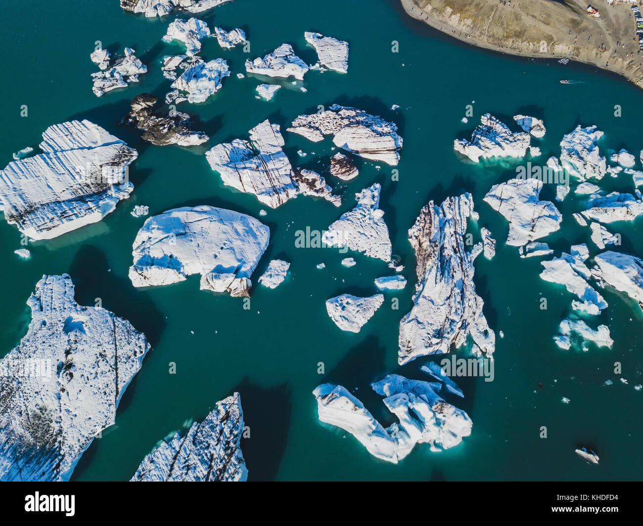 Paysage de l'antenne d'icebergs Jokulsarlon glacial lagoon en Islande, en vue de drone pittoresque la fonte des glaciers, nature background Banque D'Images