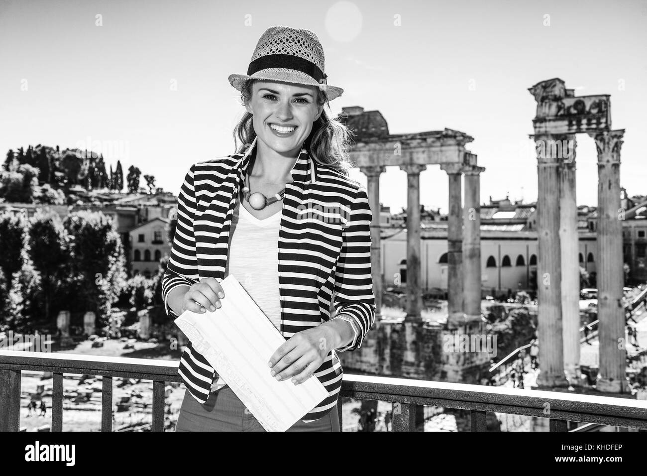 Vacances romaines. smiling woman voyageur élégant à Rome, en Italie avec la carte Banque D'Images