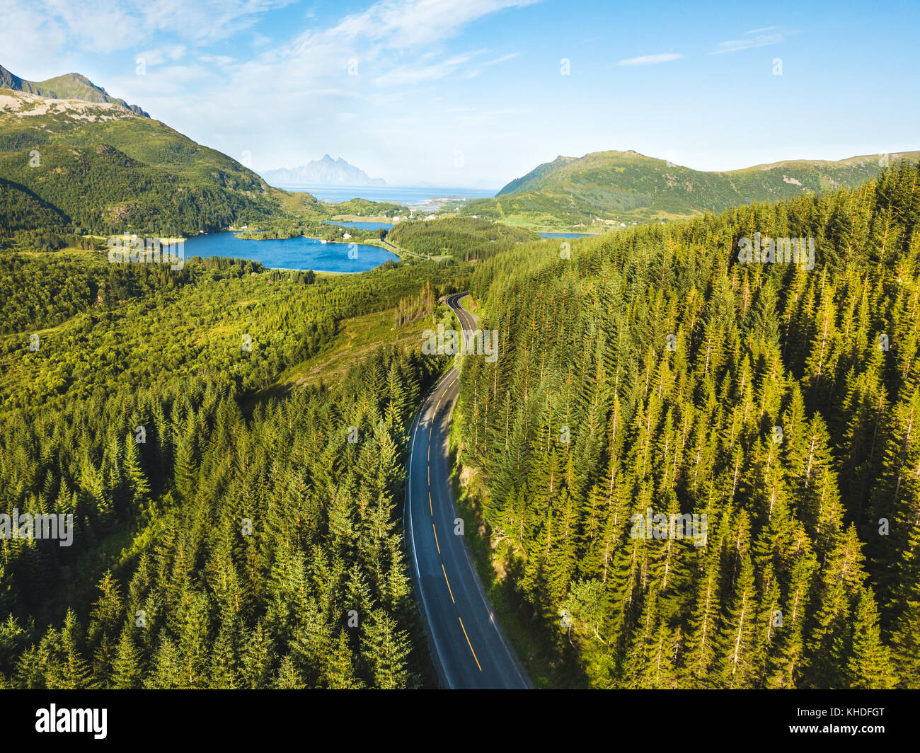 Belle vue aérienne de route asphaltée dans la forêt Banque D'Images