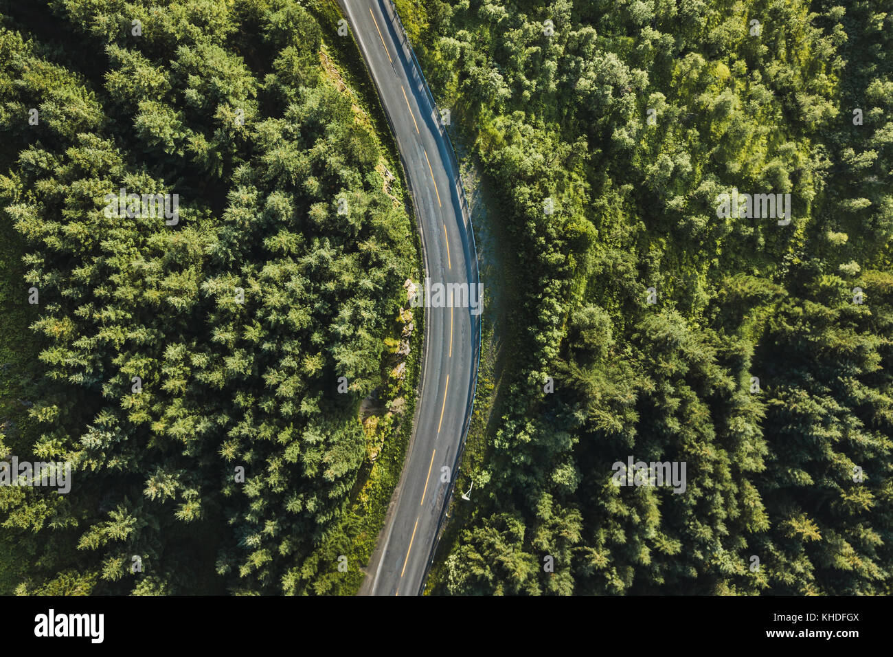 Belle route pittoresque dans la forêt, vue aérienne du drone, l'arrière-plan de voyage Banque D'Images
