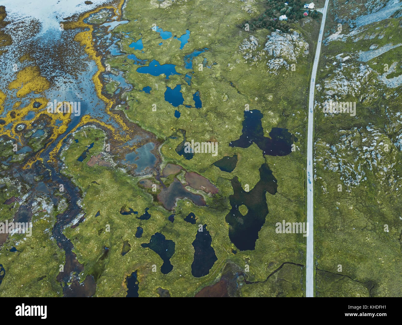 Paysage lunaire, vue aérienne de route en Norvège, vert et bleu décor de drone Banque D'Images