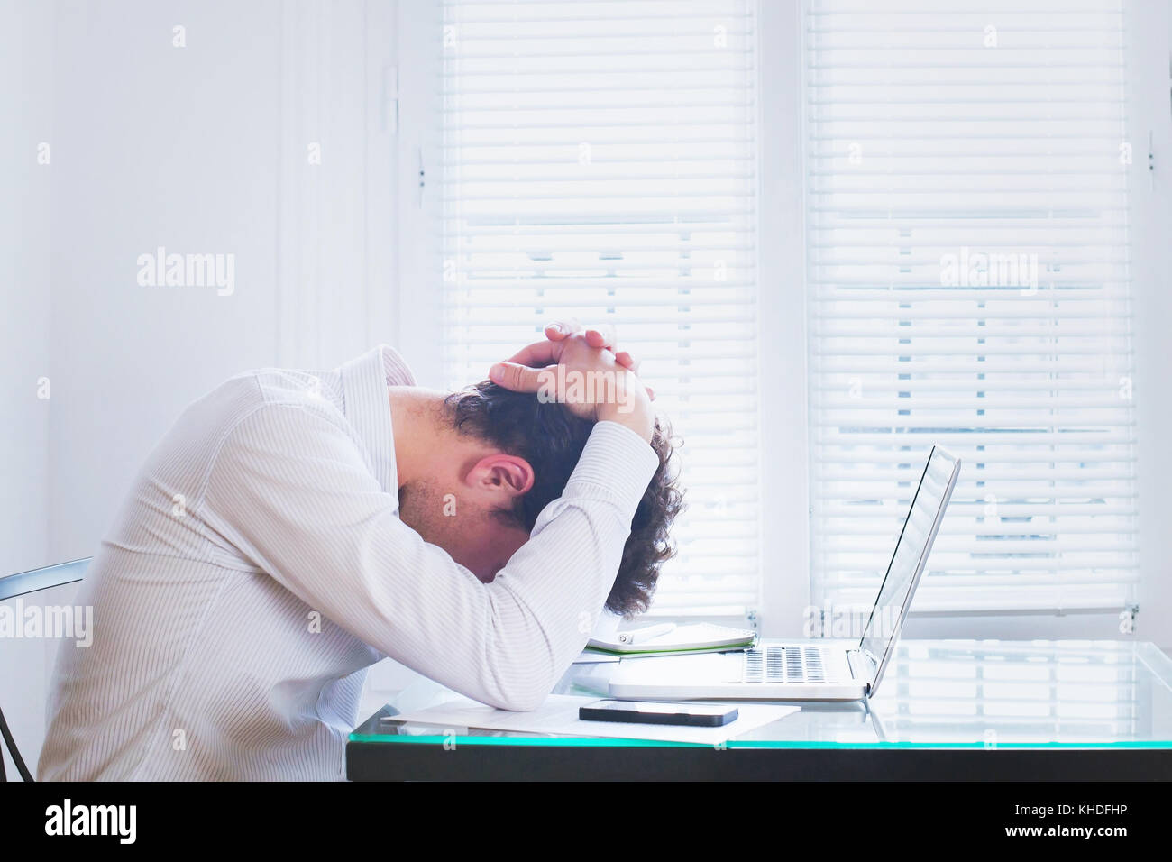 Épuisement émotionnel, homme d'affaires fatigué sur le lieu de travail dans le bureau, concept de stress Banque D'Images