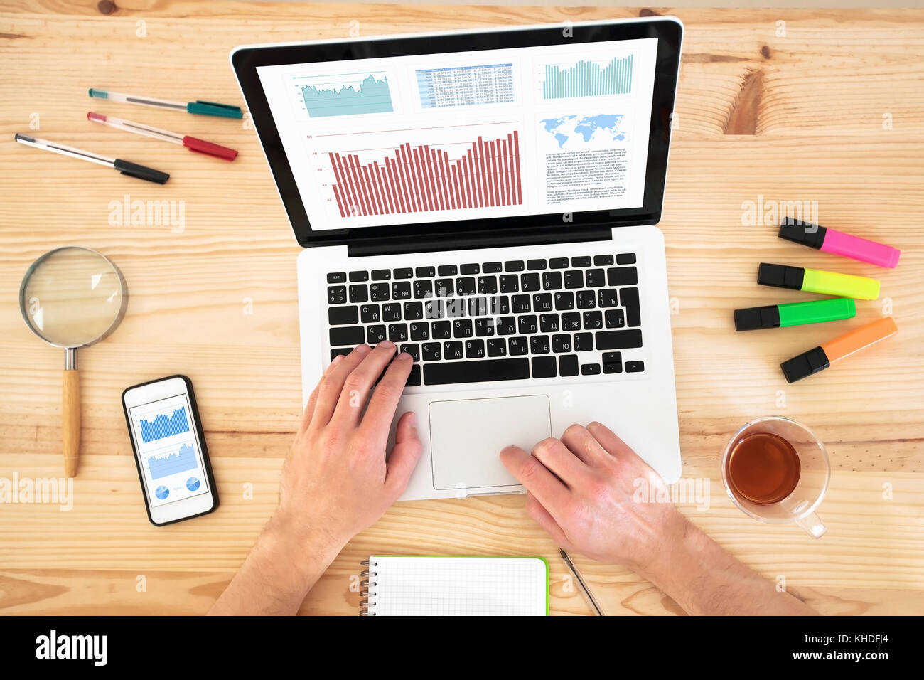 L'analyse de données financières et de l'entrepreneur de son rendement sur l'écran de démarrage d'ordinateur portable Banque D'Images