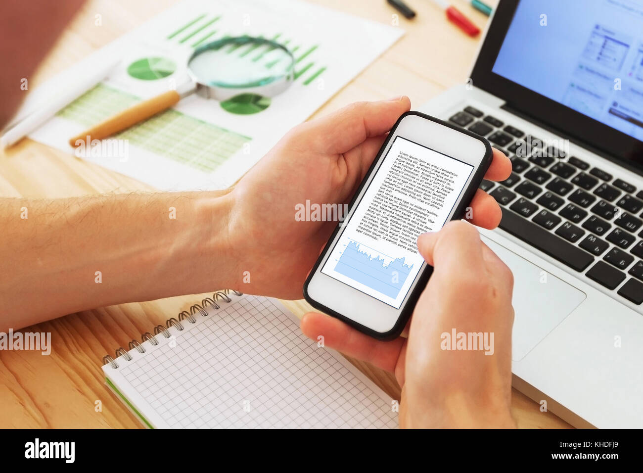 L'analytique des affaires et des données financières, businessman reading rapport annuel sur l'écran de smartphone Banque D'Images