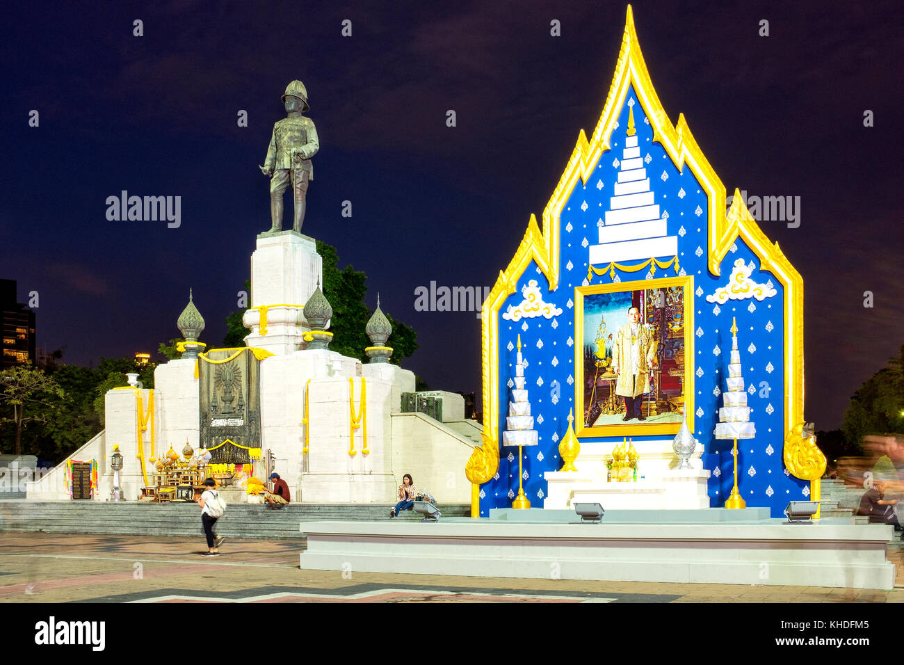Statue du Roi Rama V et hommage au Roi Bhumibol Adulyadej, Bangkok, Thaïlande Banque D'Images