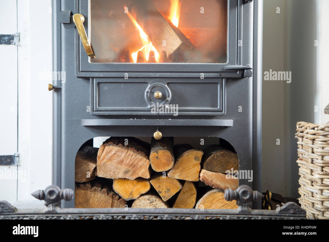 Les flammes du feu qui brûle dans les journaux nationaux ClearView multifuel brûleur poêle à l'intérieur de la maison, UK Banque D'Images