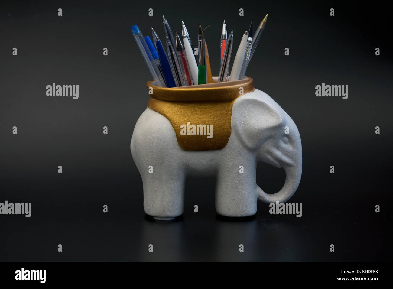 L'éléphant blanc, porte-crayons sur fond noir Banque D'Images