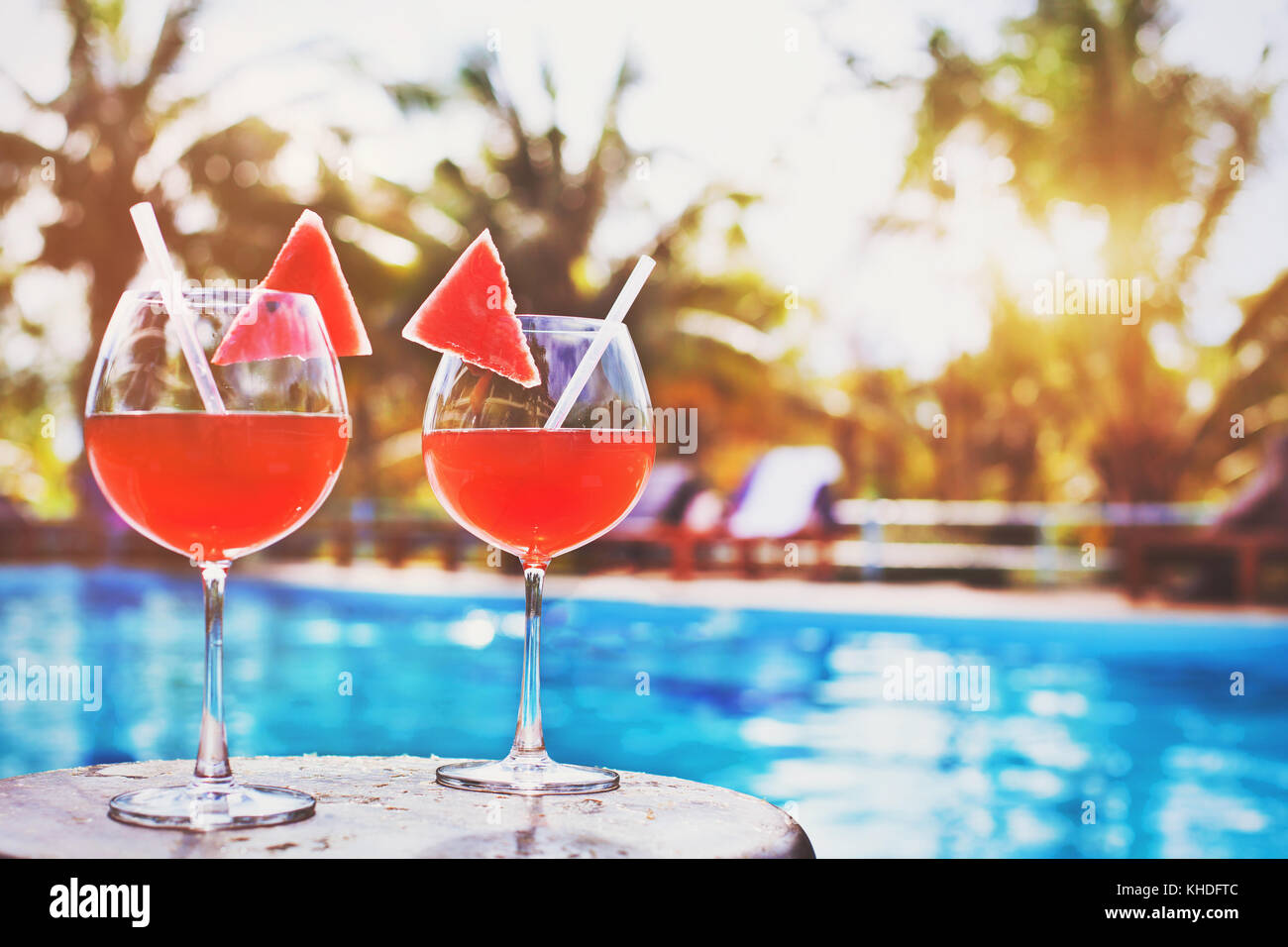 Deux verres de cocktail exotique on tropical beach Banque D'Images