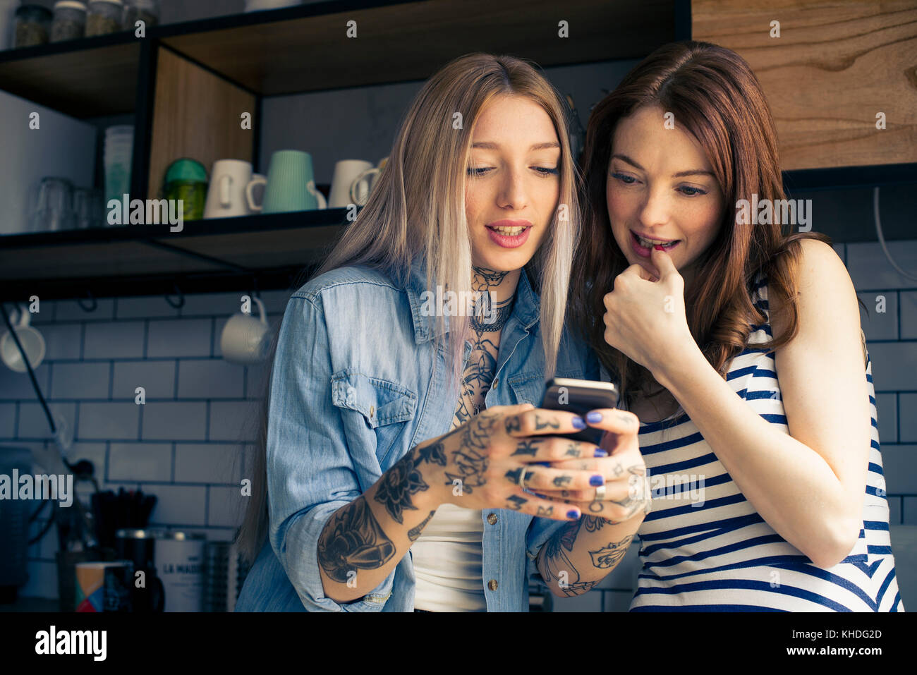 Women looking at smartphone ensemble Banque D'Images