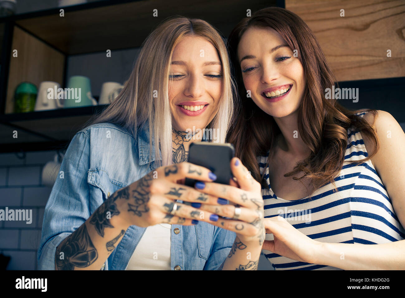 Women looking at smartphone ensemble Banque D'Images