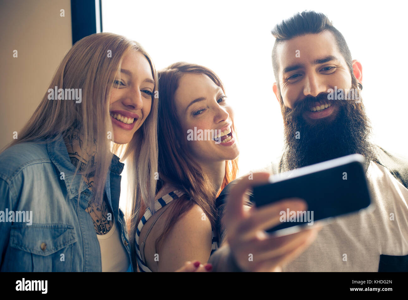 Friends posing together pour smartphone avec selfies Banque D'Images