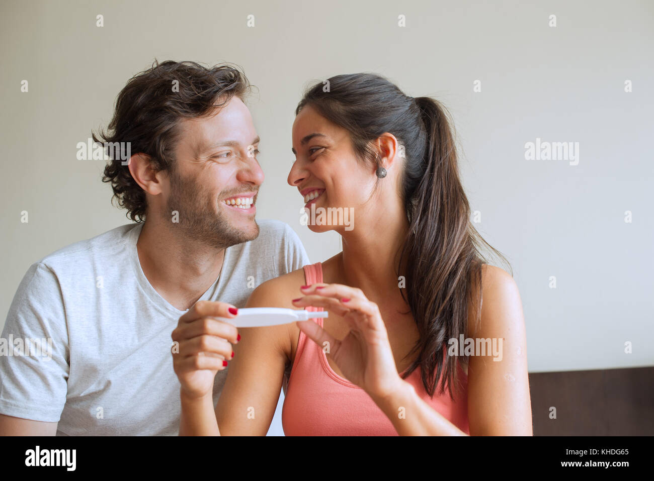 Couple heureux avec les résultats des tests de grossesse Banque D'Images
