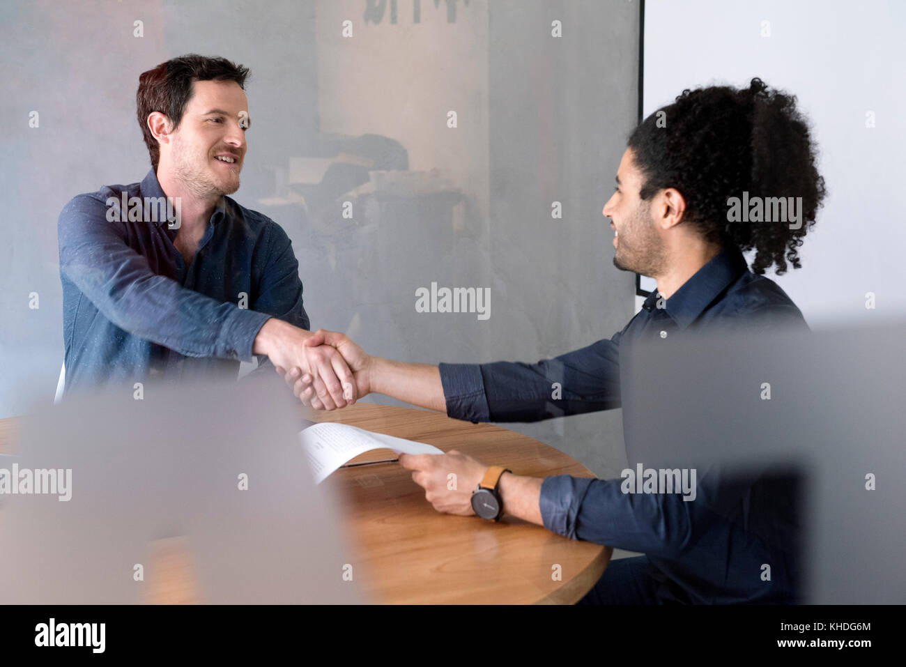 Men shaking hands Banque D'Images