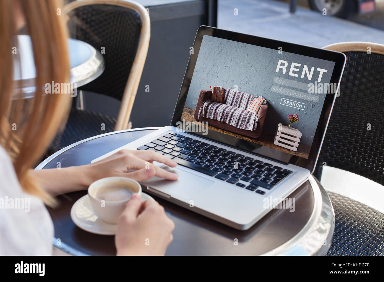Louer concept en ligne, femme à l'aide d'internet site web pour location d'appartements, maisons et appartements Banque D'Images